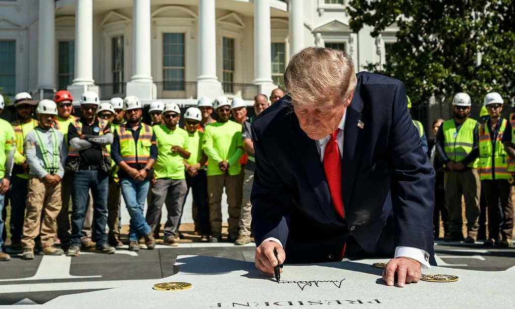 Tổng thống Trump ký tên lưu niệm lên phiến đá sẽ được dùng cho bãi đáp trực thăng Nhà Trắng ngày 19/8. Ảnh: Facebook/WhiteHouse