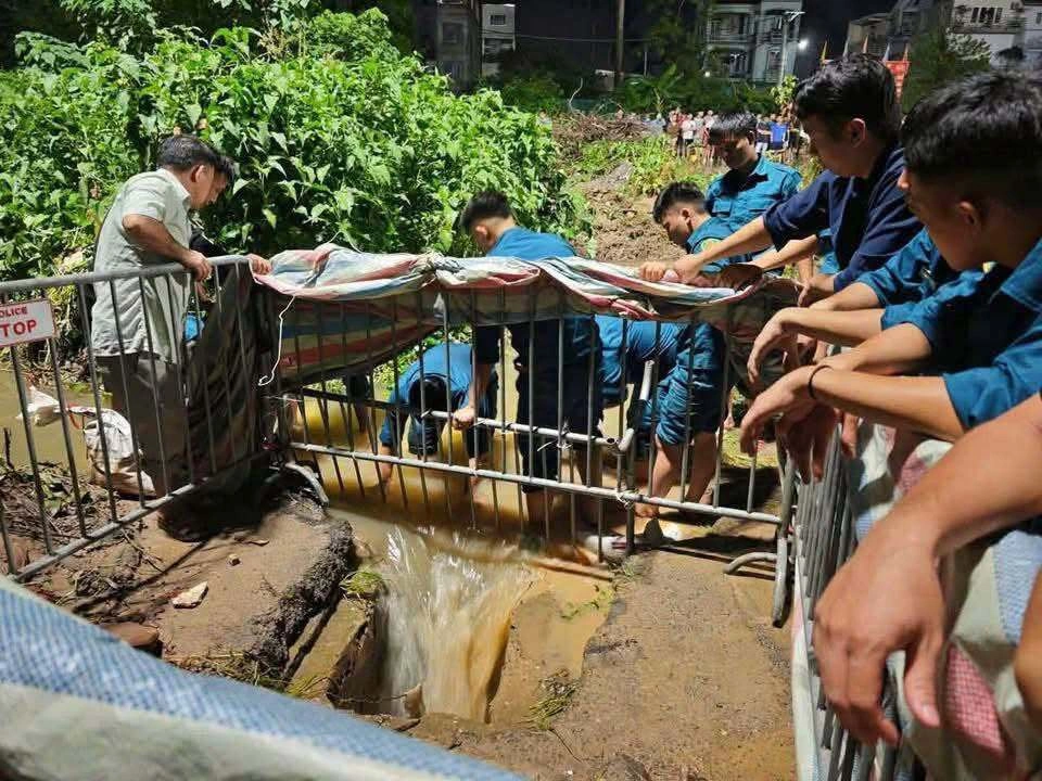 Miệng cống nơi nam sinh ngã xuống hôm mưa ngập. Ảnh: Lan Anh
