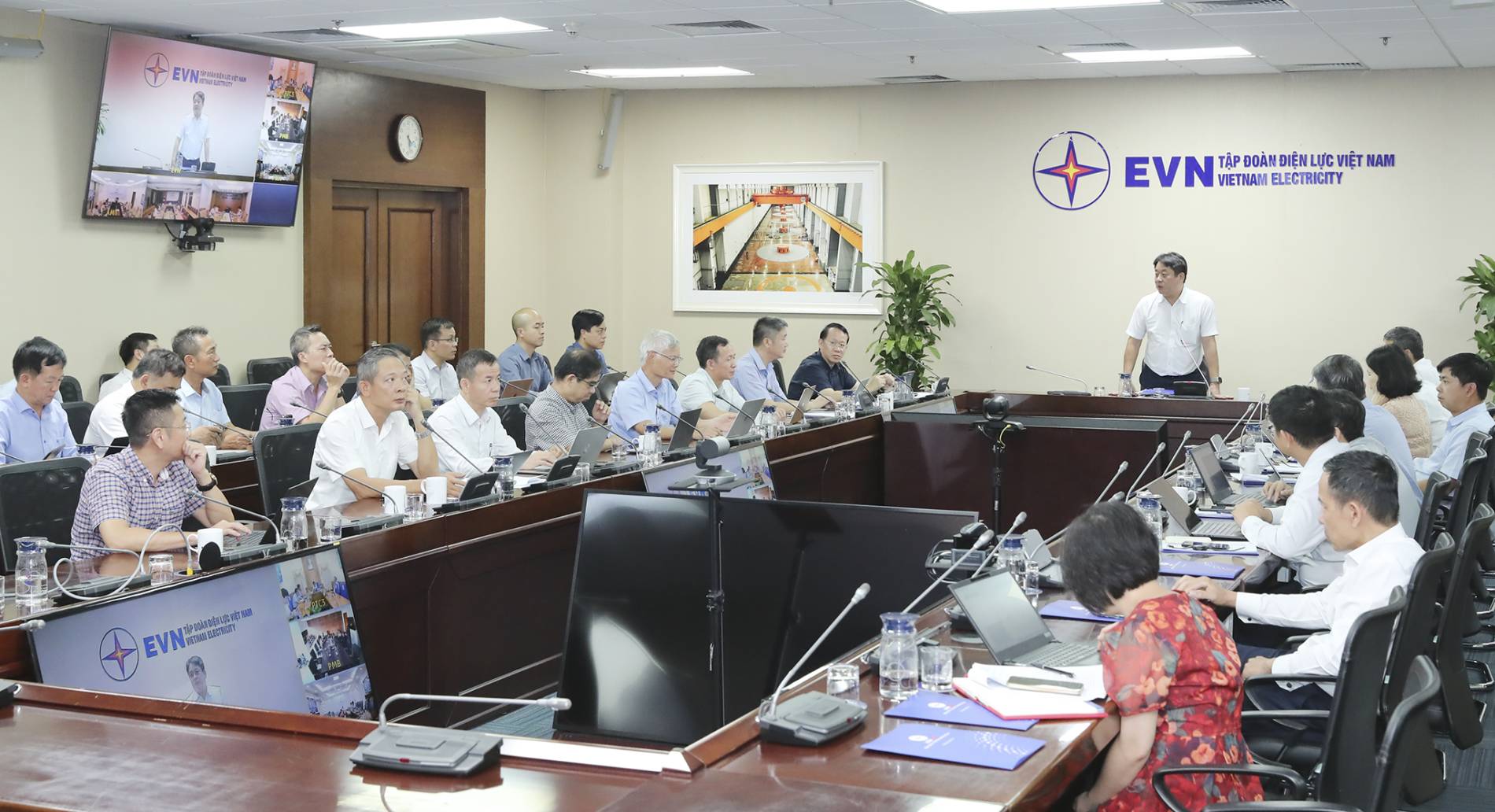 EVN yêu cầu tập trung nguồn lực cho các dự án truyền tải điện cấp bách - Ảnh 1