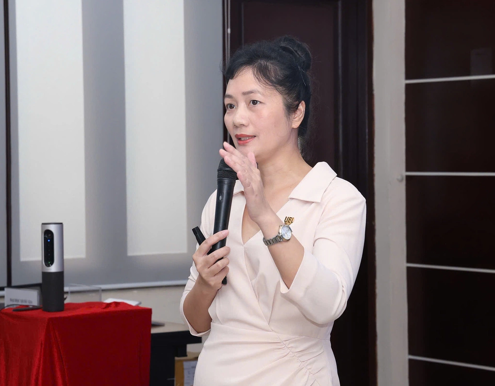 PGS TS Trần Thị Hồng Liên, Trưởng khoa Quản trị kinh doanh Đại học Kinh tế Luật TP HCM tại hội thảo ngày 18/9. Ảnh: Phương Uyên