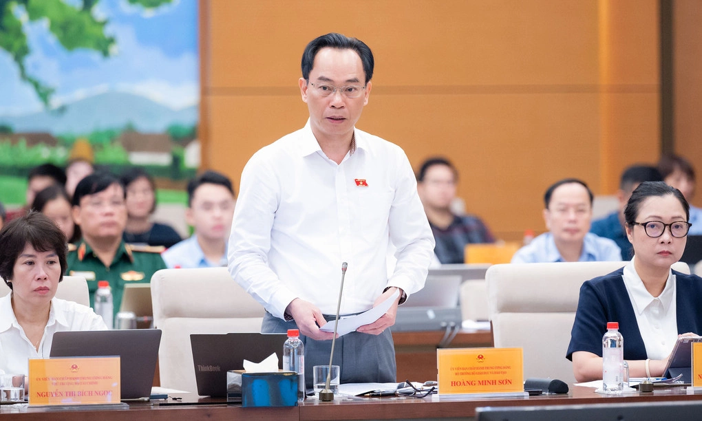 Bộ trưởng Giáo dục và Đào tạo Hoàng Minh Sơn phát biểu tại phiên giải trình sáng 20/9. Ảnh: Cổng TTĐT Quốc hội