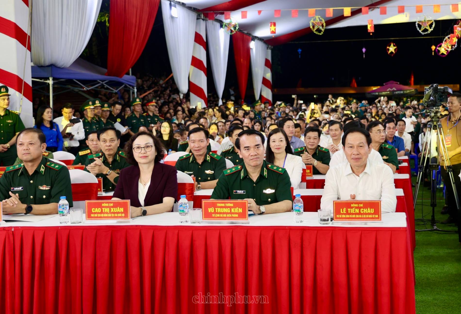 Đêm hội Trăng rằm toả sáng biên cương - Ảnh 1