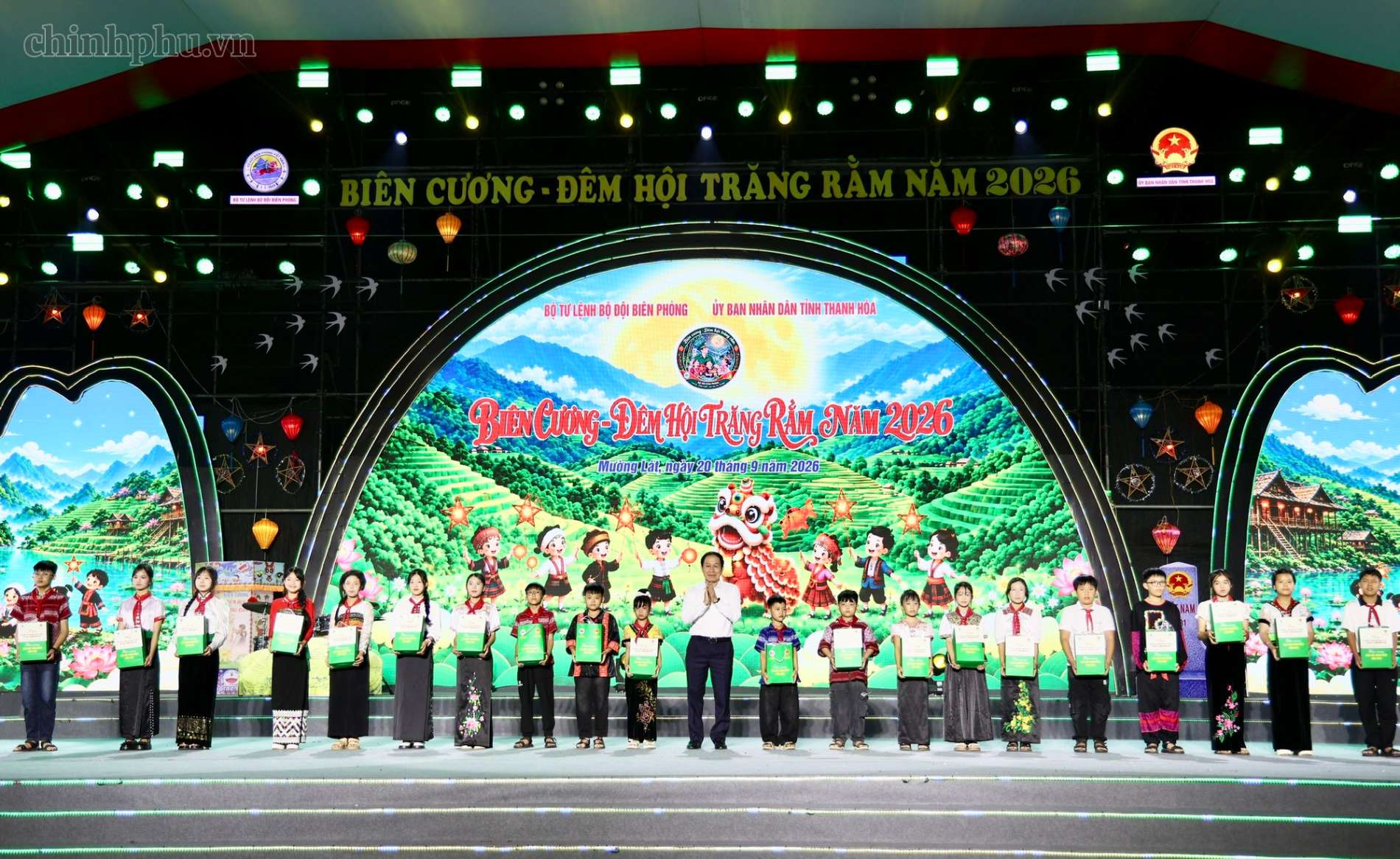 Đêm hội Trăng rằm toả sáng biên cương - Ảnh 4