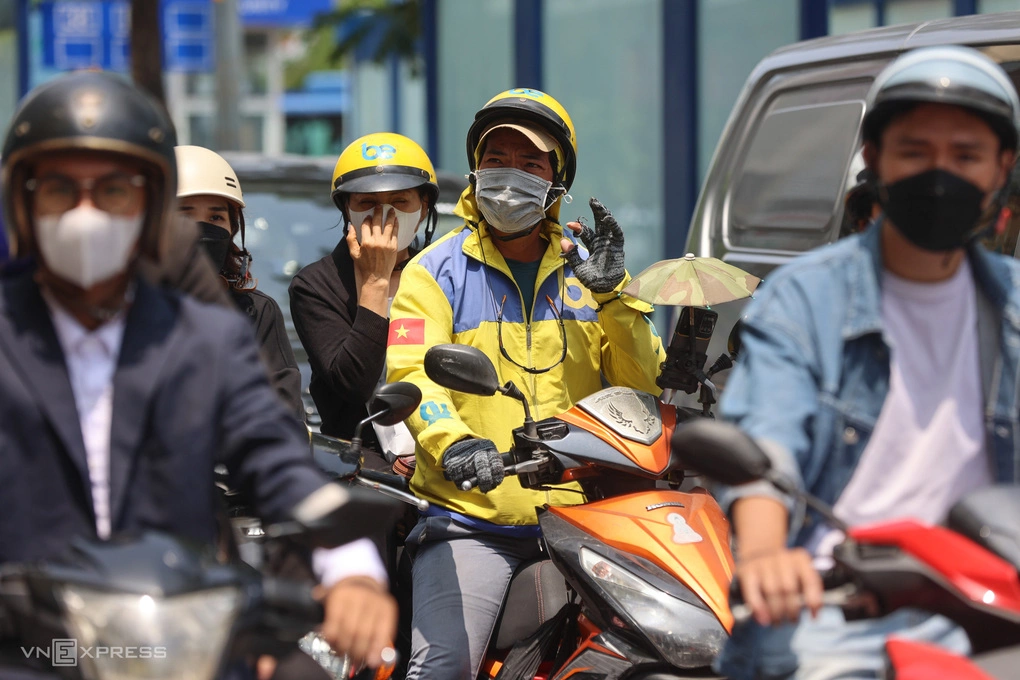 Tài xế hai bánh hãng Be trên đường phố trung tâm TP HCM. Ảnh: Quỳnh Trần