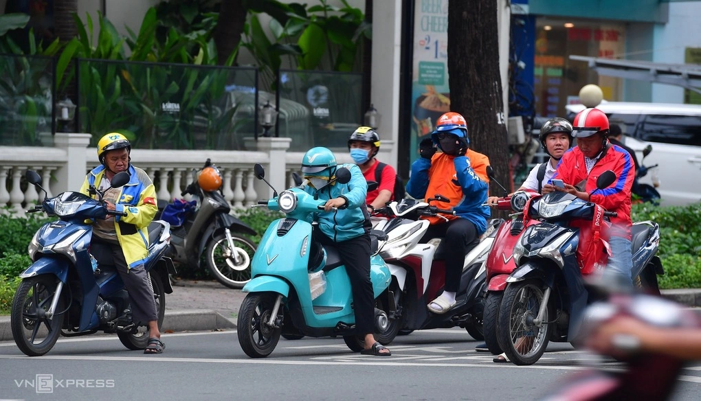 Tài xế công nghệ trên đường phố trung tâm TP HCM. Ảnh: Thanh Tùng