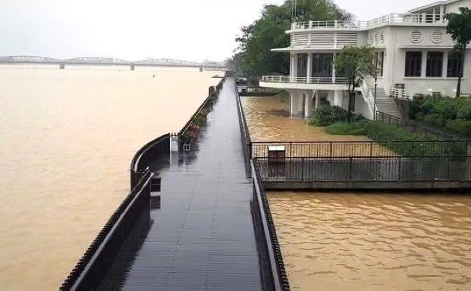Huế chủ động ứng phó mưa lớn, cảnh giác ngập lụt, lũ quét và sạt lở - Ảnh 1