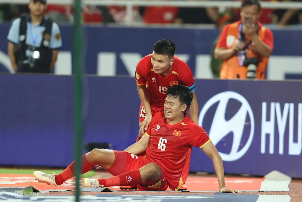 Tiền vệ Việt Nam Nguyễn Quang Hải (19) giúp trung vệ Nguyễn Thành Chung đứng dậy trong trận thắng Malaysia 2-0 ở lượt về bán kết ASEAN Cup 2026, trên sân Mỹ Đình, Hà Nội ngày 16/8/2026. Ảnh: Đức Đồng