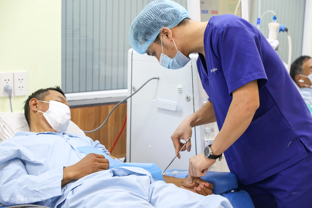 Điều dưỡng hỗ trợ chạy thận cho bệnh nhân tại Bệnh viện Thống Nhất. Ảnh: Phùng Tiên