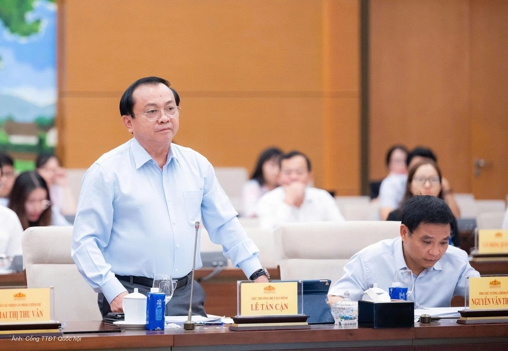 Thứ trưởng Tài chính Lê Tấn Cận trình bày về nội dung dự thảo luật, tại phiên họp chiều 22/9. Ảnh: Cổng thông tin điện tử Quốc hội