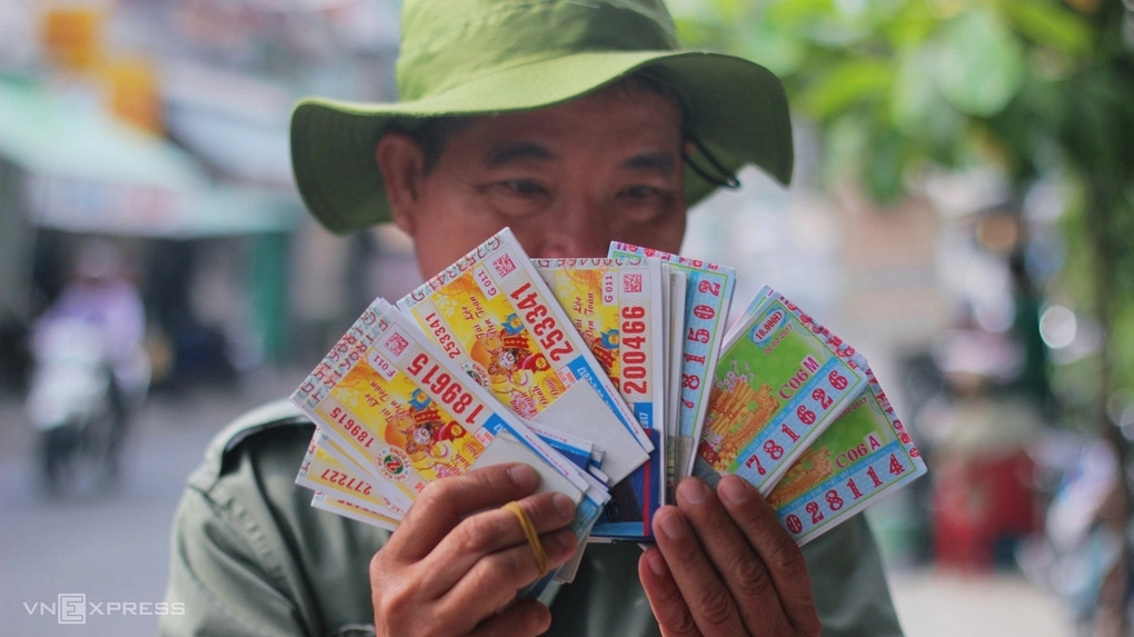 Người bán vé số kiến thiết dạo ở TP HCM. Ảnh: Phương Đông