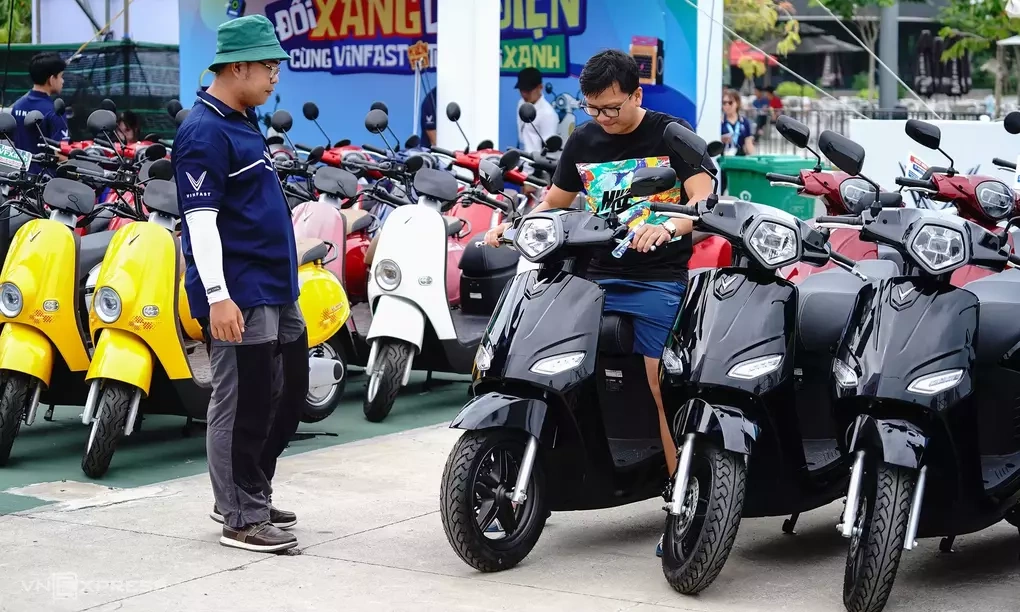 Người dân tham khảo xe máy điện tại một sự kiện ở TP HCM, tháng 7/2025. Ảnh: Quốc Huy