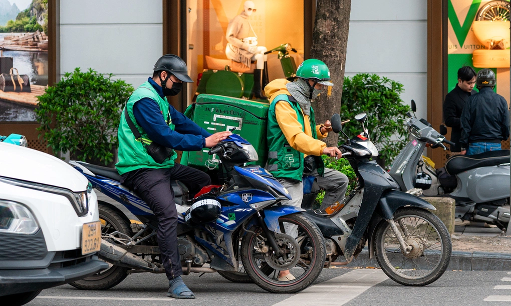 Tài xế công nghệ dừng đèn đỏ trên tuyến phố Hà Nội. Ảnh: Minh Quân