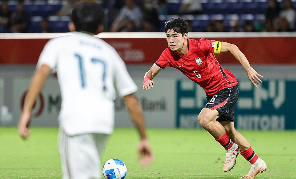 Tiền vệ Hàn Quốc Lee Gi-hyuk (6) thi đấu trong trận thắng Arab Saudi 2-0 ở lượt cuối bảng D bóng đá nam ASIAD 2026, trên sân Paloma Mizuho, Nagoya, Nhật Bản ngày 22/9/2026. Ảnh: News1