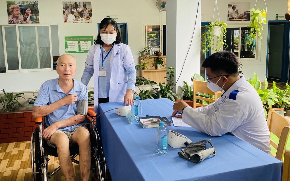 Người cao tuổi khám sức khỏe ở một viện dưỡng lão tại TP Thủ Đức, TP HCM, tháng 9/2025. Ảnh: Ngọc Ngân