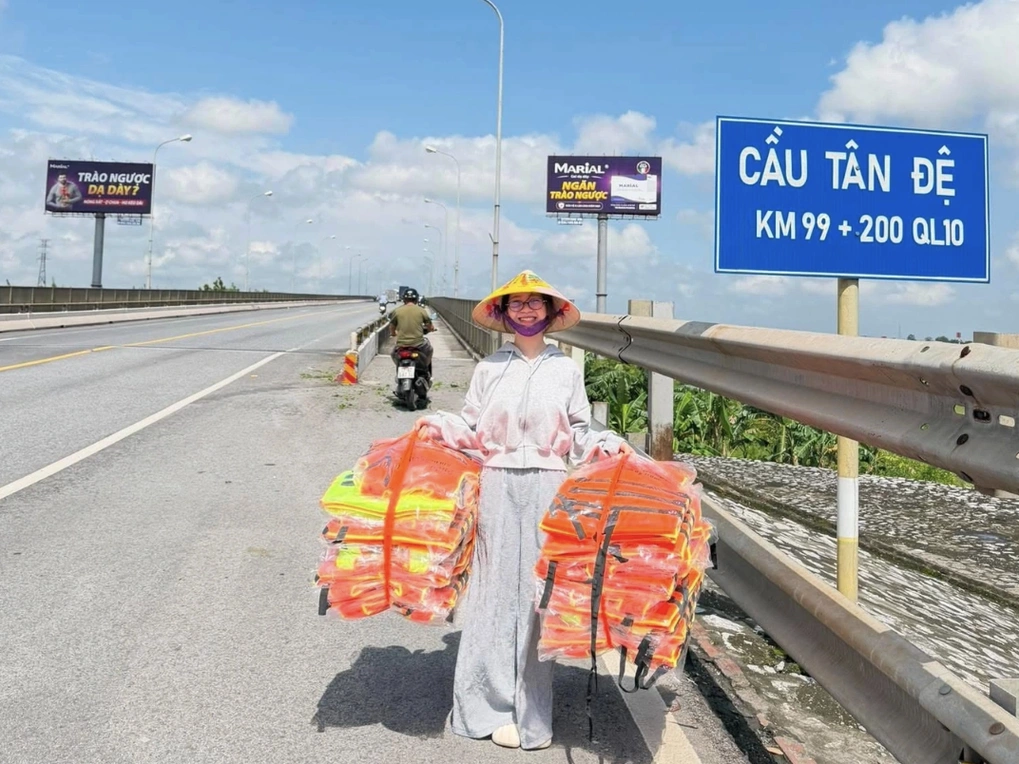 Anh Quang cùng em gái ruột đến cầu Tân Đệ, tỉnh Hưng Yên treo áo phao, ngày 17/9. Ảnh: Nhân vật cung cấp