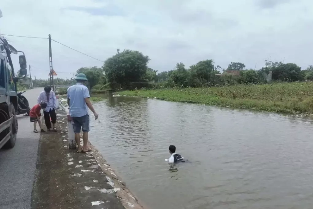 Nguyễn Mạnh Hùng cứu hai em nhỏ ngày 24/9. Ảnh người dân cung cấp