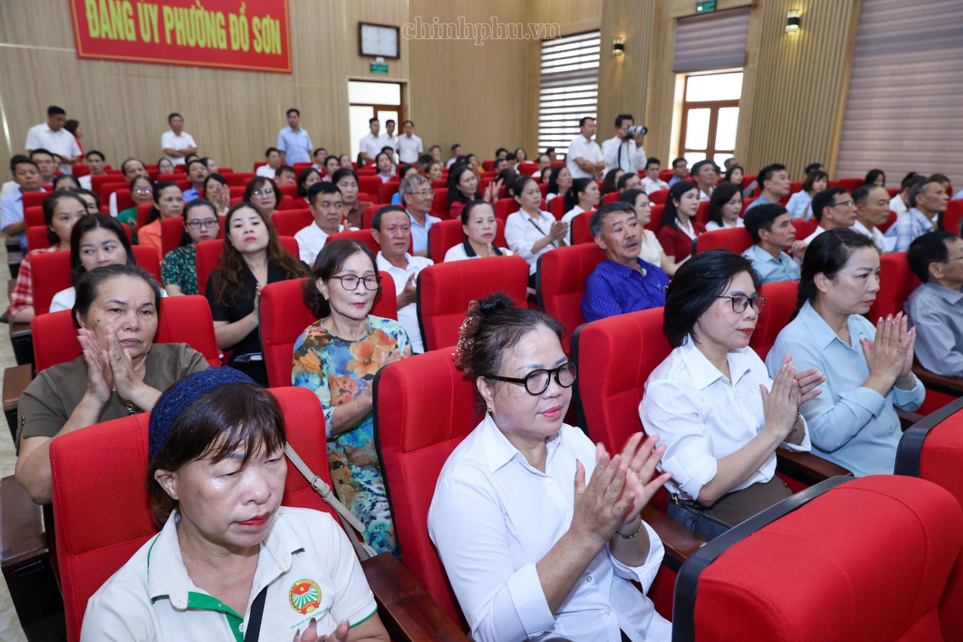 Thủ tướng: Sửa đồng bộ các luật nhằm không để giá đất tăng cao và bảo đảm chỗ ở cho người dân - Ảnh 8