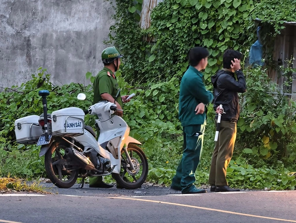 Cảnh sát phong tỏa hiện trường. Ảnh: Phạm Hải