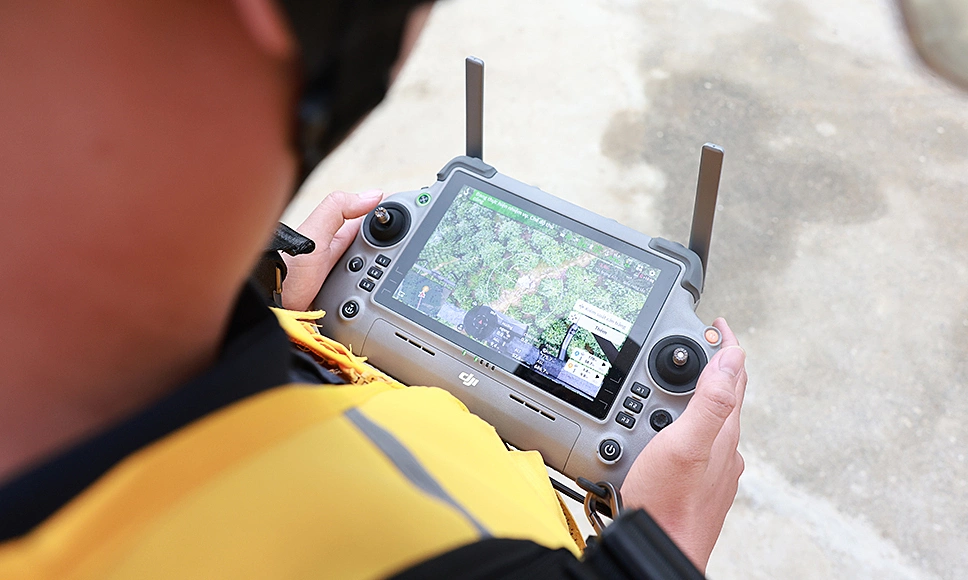 Người điều khiển UAV theo dõi, vận hành thiết bị trên màn hình giám sát từ xa. Ảnh: Đàm Minh