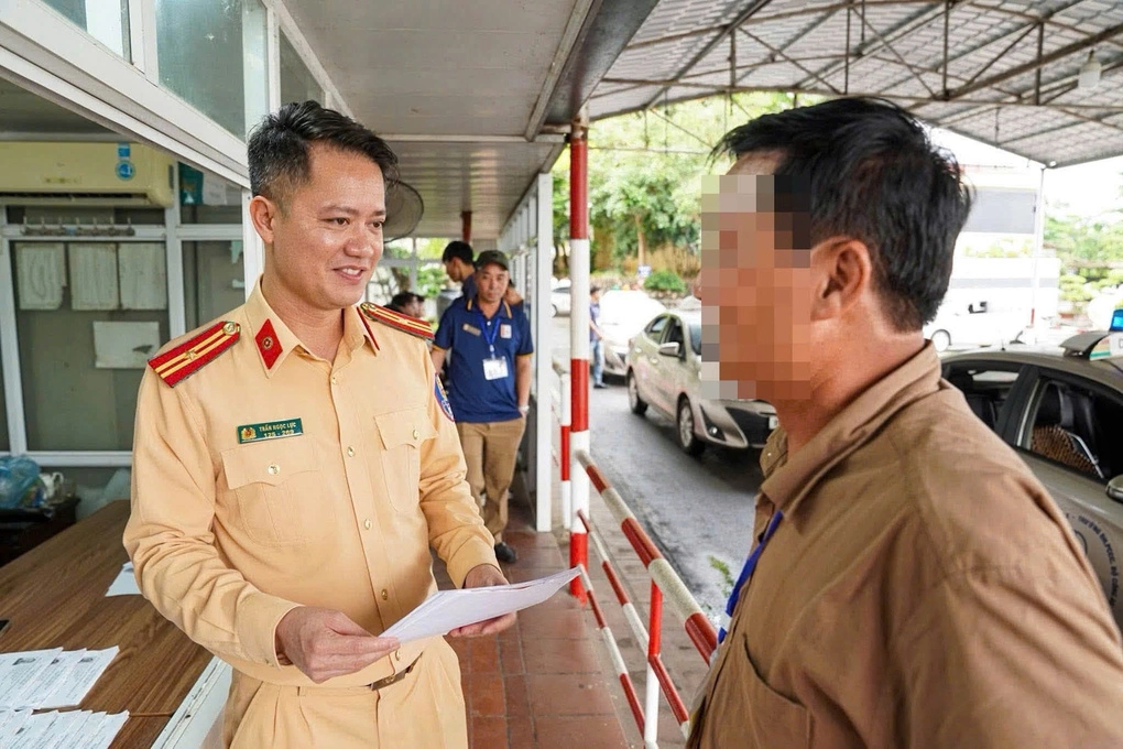 Một thí sinh lớn tuổi thi sát hạch lái xe. Ảnh: Cục CSGT
