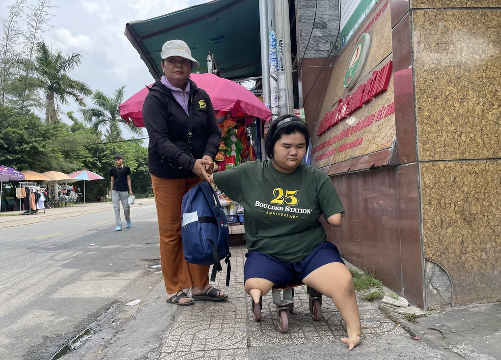 Chị Cẩm Giang đưa Hoài Thương đến trường ở phường Phú Thọ Hòa, TP HCM, tháng 9/2026. Ảnh: Ngọc Ngân