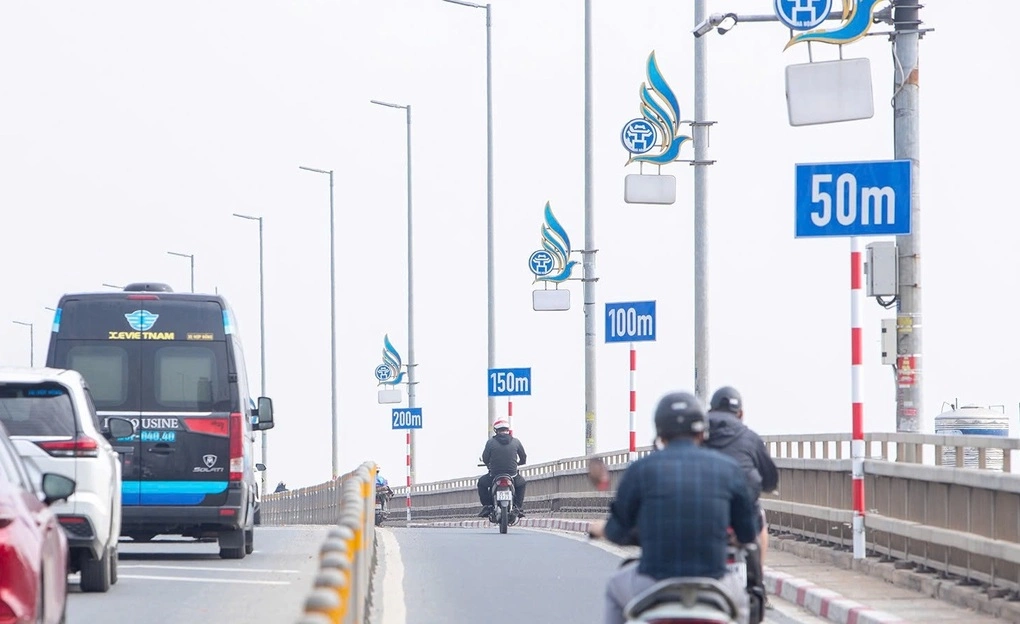 Biển khoảng cách được lắp đặt trên cầu Nhật Tân. Ảnh: Hiếu Đình