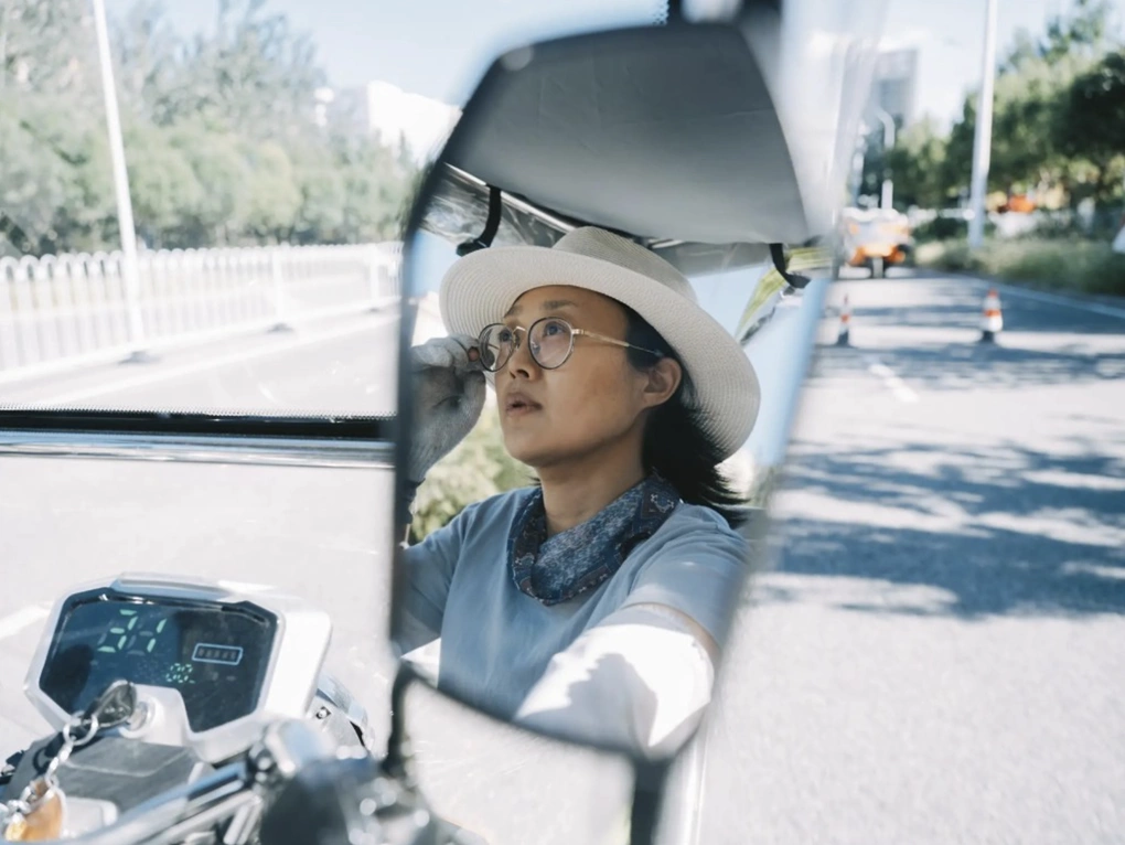 Mỗi ngày cô Chen Lutong đều lái xe 3 bánh đi bán hàng dọc các vỉa hè ở thành phố Thiên Tân. Ảnh: Sohu