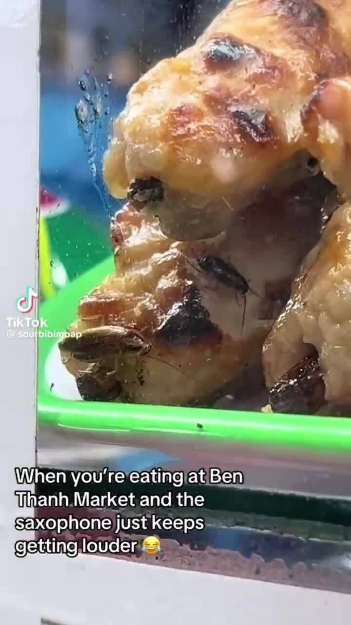 Quán ăn ở chợ Bến Thành đóng cửa vì khách phát hiện côn trùng trong thực phẩm