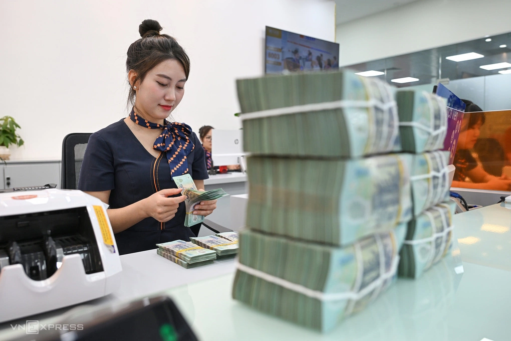 Giao dịch tại một ngân hàng tư nhân ở Hà Nội. Ảnh: Giang Huy