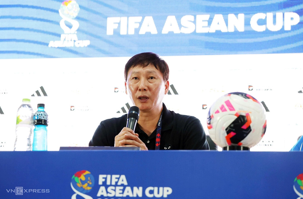 HLV Kim Sang-sik của Việt Nam họp báo sau trận thua Thái Lan 0-2 ở lượt hai bảng B hạng Nhất FIFA ASEAN Cup 2026, trên sân Si Jalak Harupat, Bandung, Indonesia ngày 29/9/2026. Ảnh: Đức Đồng