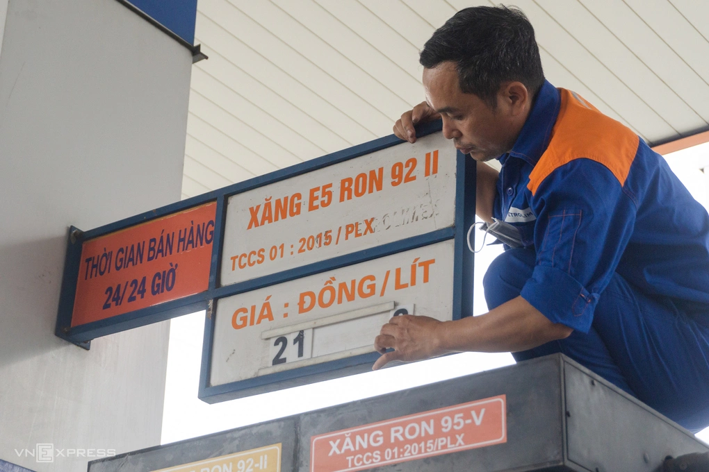 Nhân viên tại một cửa hàng bán lẻ xăng dầu đang điều chỉnh giá. Ảnh: Thành Lộc