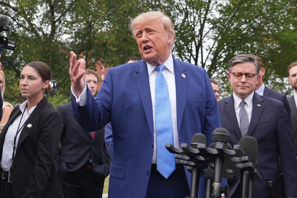 Tổng thống Mỹ Donald Trump phát biểu bên ngoài Nhà Trắng ngày 29/9. Ảnh: AP