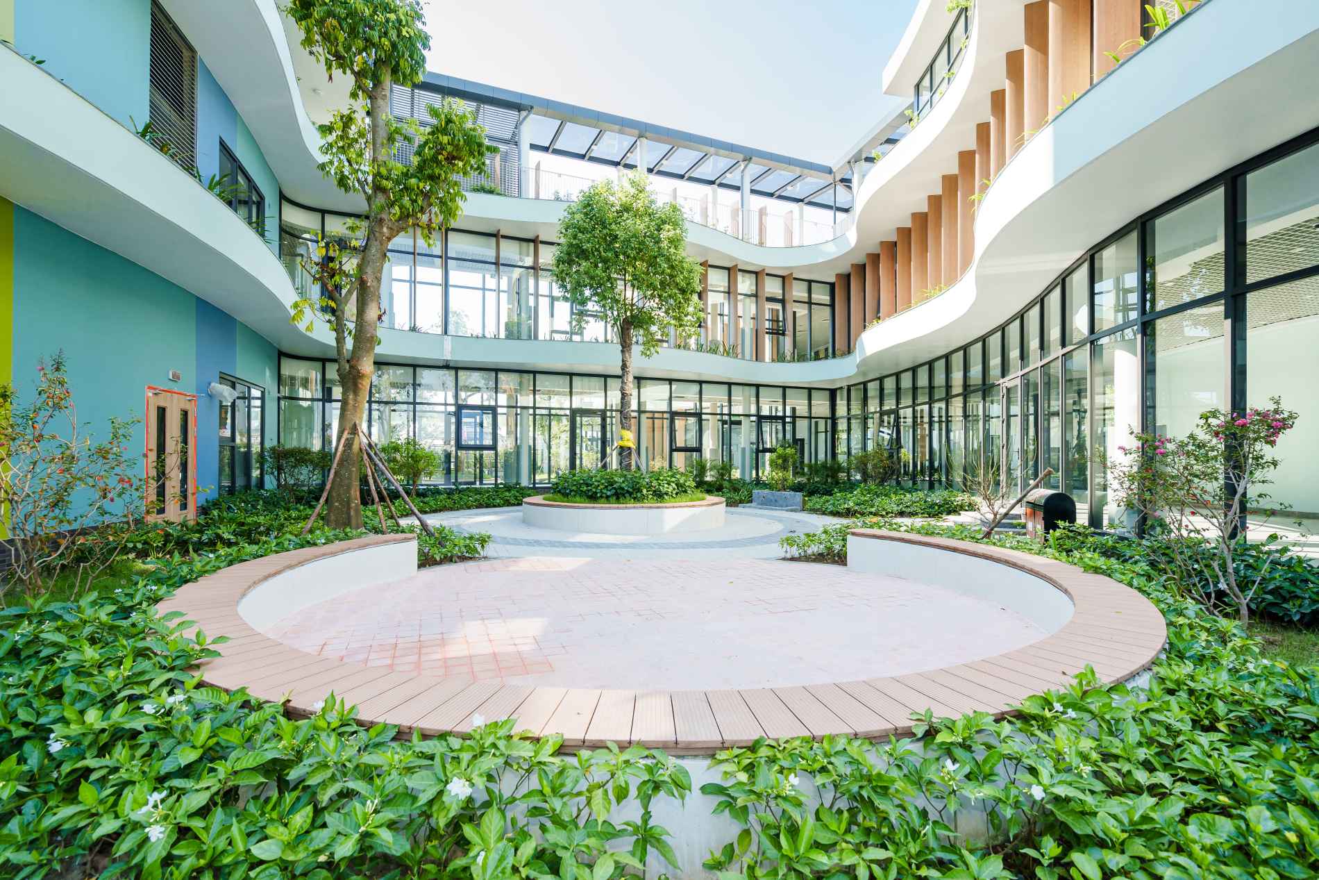 Vin Nexus Center: Trường học hạnh phúc hình trái tim và những gam màu rất “lạ” - Ảnh 2