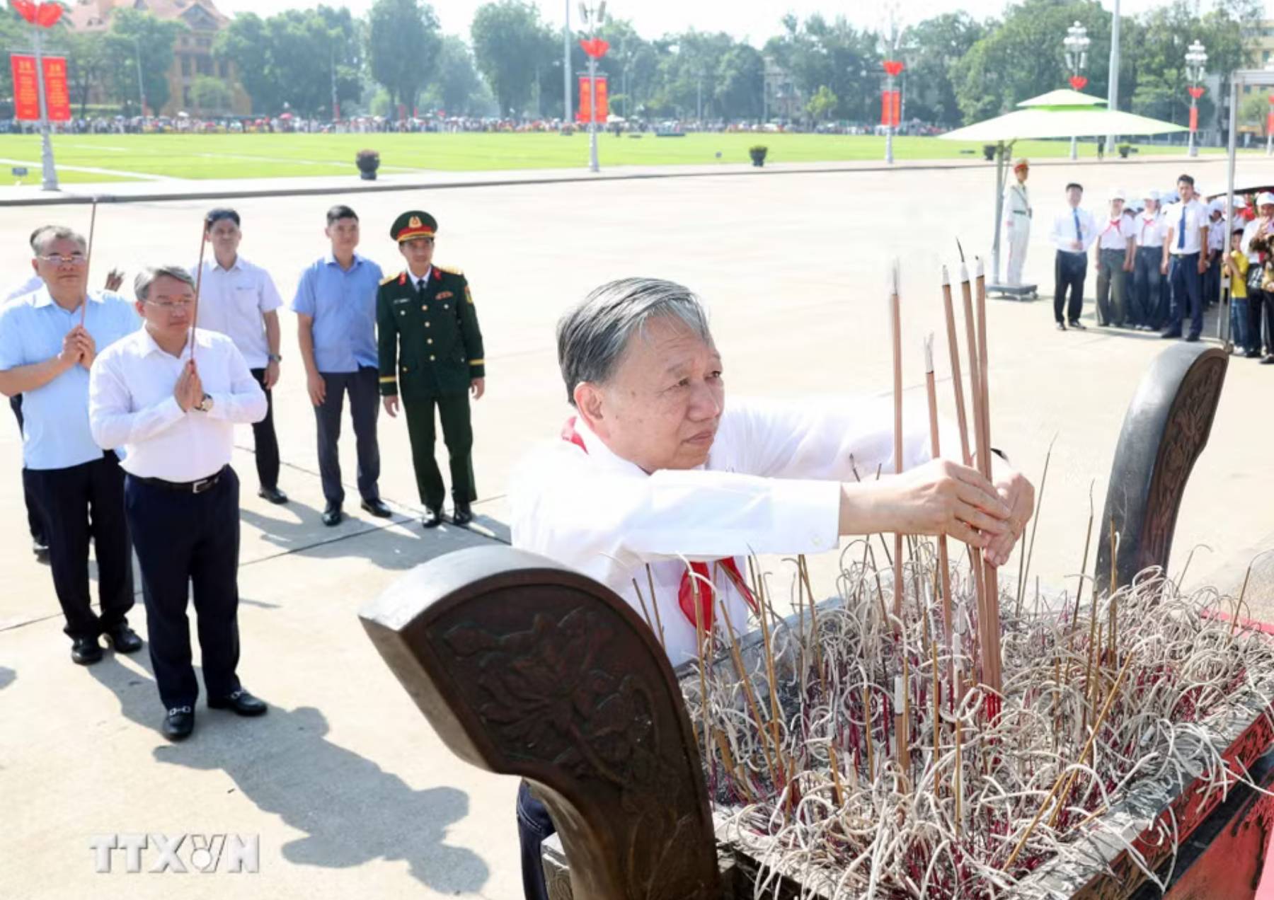 Tổng Bí thư, Chủ tịch nước Tô Lâm dâng hương tưởng nhớ Chủ tịch Hồ Chí Minh - Ảnh 2