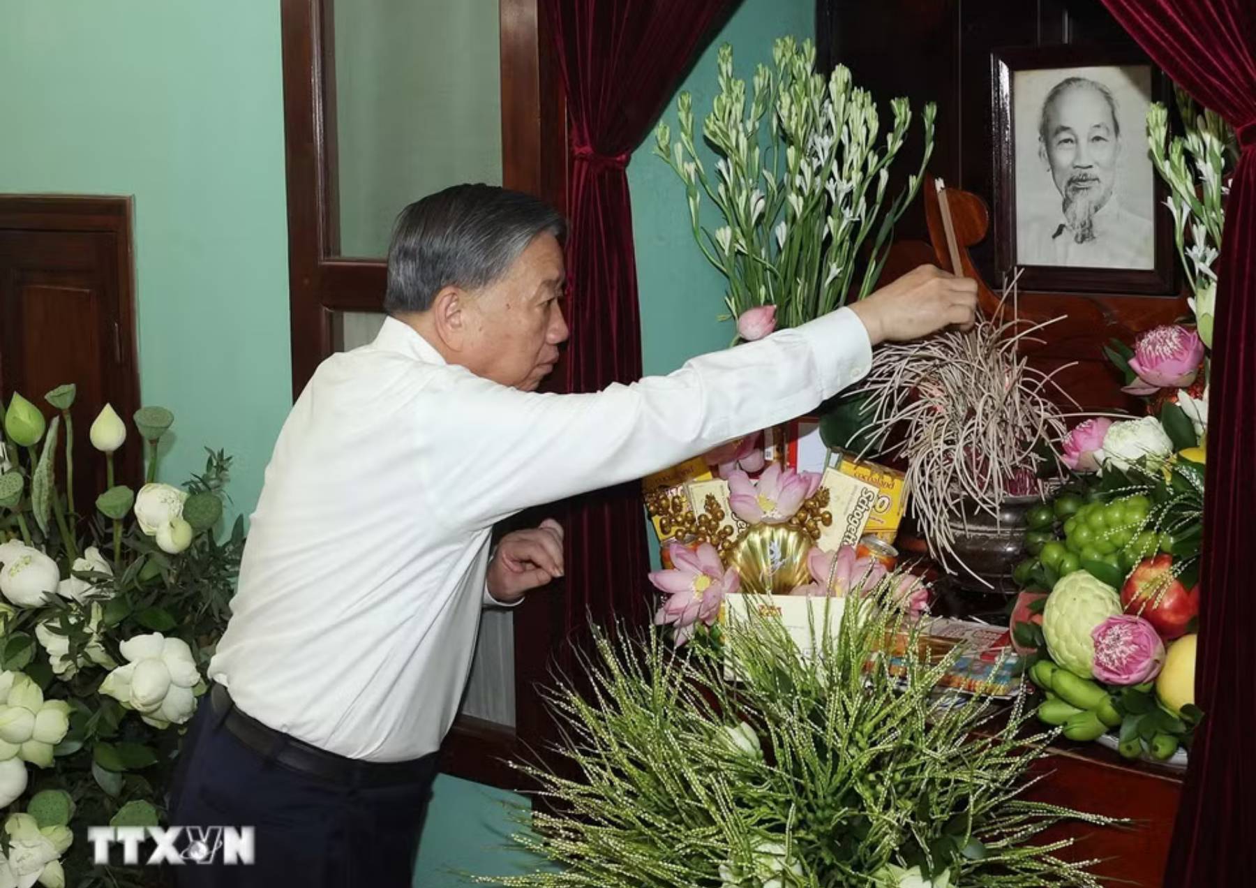 Tổng Bí thư, Chủ tịch nước Tô Lâm dâng hương tưởng nhớ Chủ tịch Hồ Chí Minh - Ảnh 3