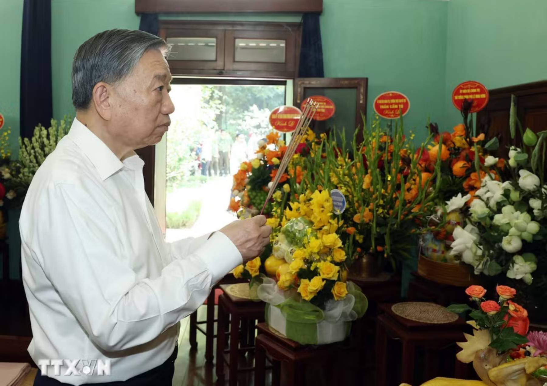 Tổng Bí thư, Chủ tịch nước Tô Lâm dâng hương tưởng nhớ Chủ tịch Hồ Chí Minh - Ảnh 4