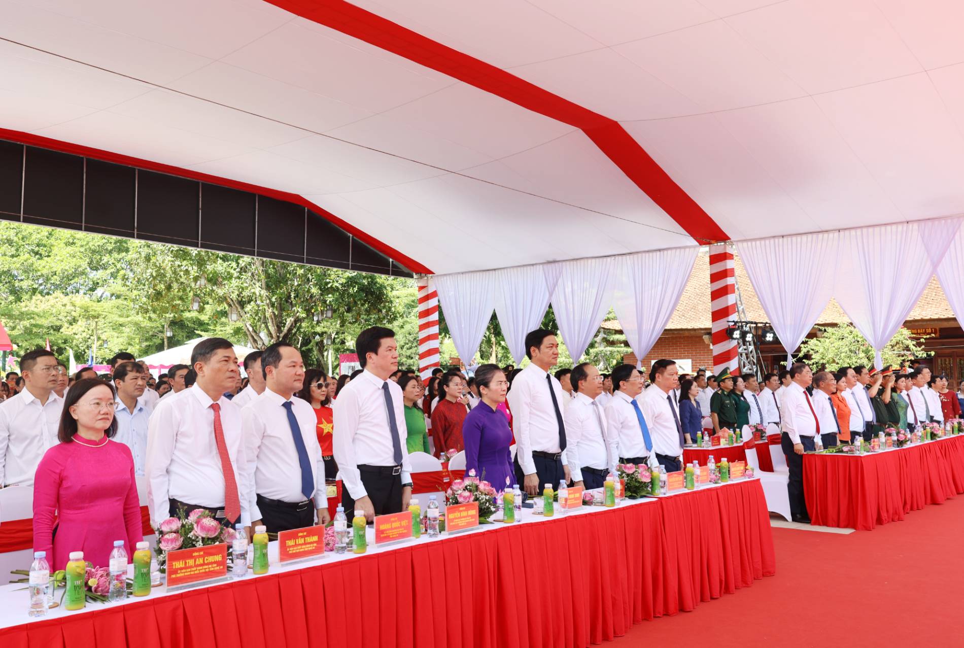 Nghệ An: Trang trọng Lễ dâng hoa, dâng hương tưởng niệm 57 năm ngày mất Chủ tịch Hồ Chí Minh - Ảnh 1