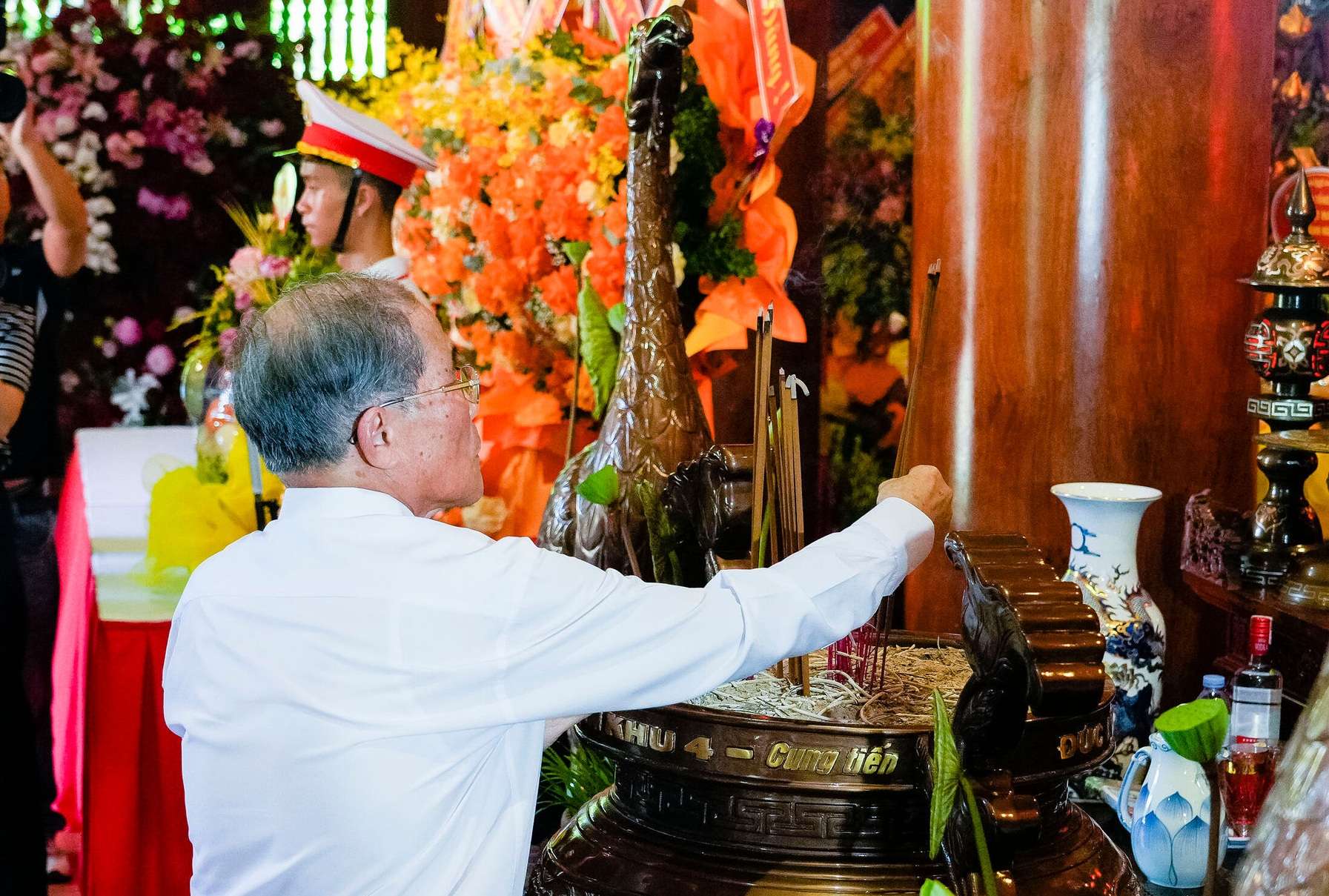 Nghệ An: Trang trọng Lễ dâng hoa, dâng hương tưởng niệm 57 năm ngày mất Chủ tịch Hồ Chí Minh - Ảnh 4