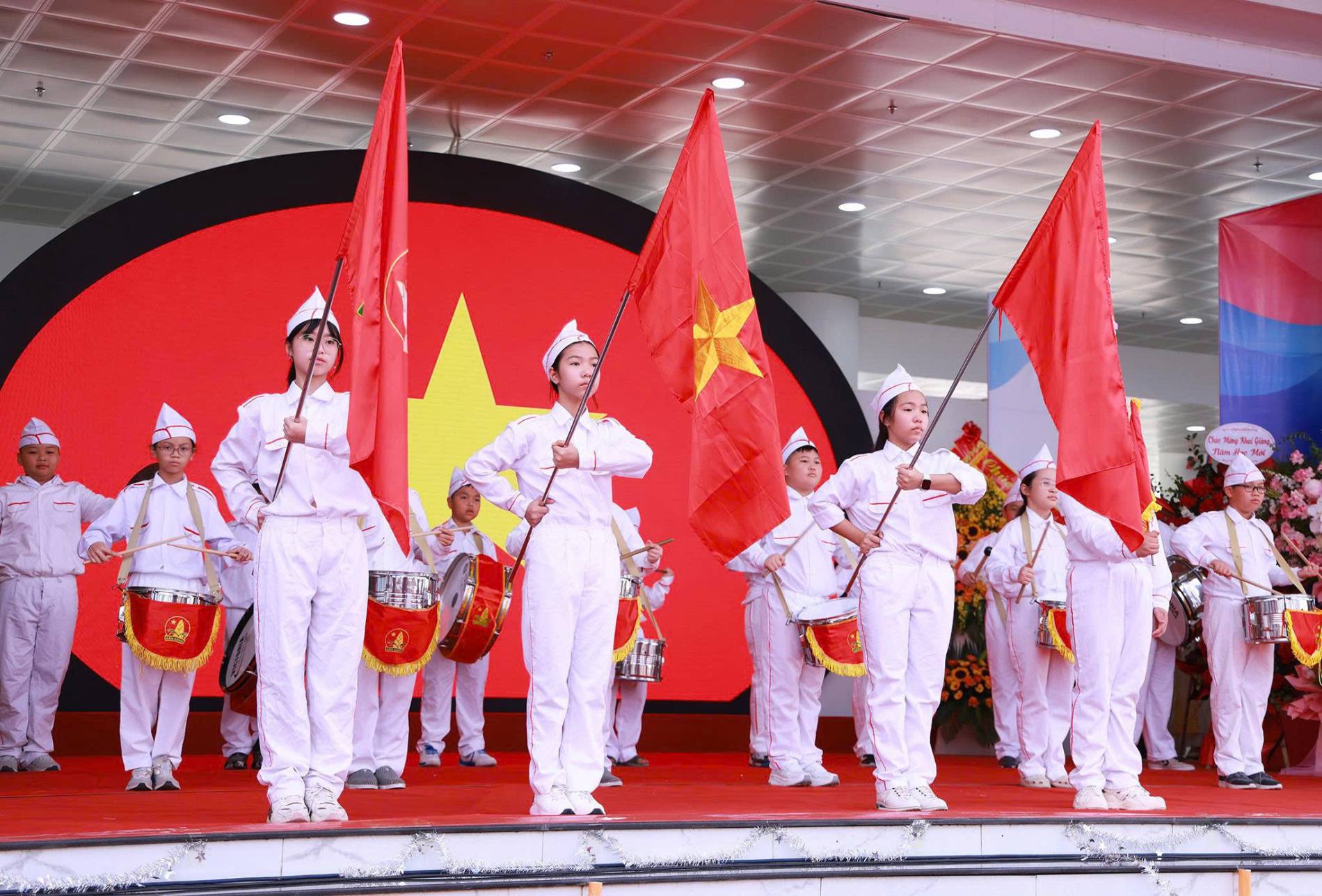 Hơn 23 triệu học sinh chào năm học mới dưới nắng thu rực rỡ - Ảnh 1