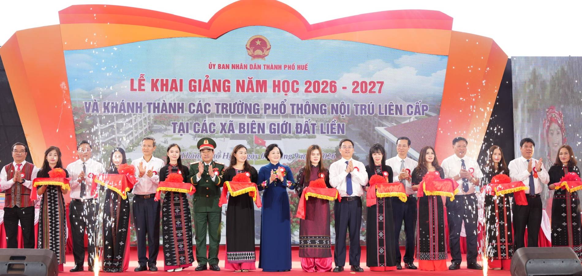 Hai trường nội trú liên cấp tại A Lưới chính thức đi vào hoạt động - Ảnh 1