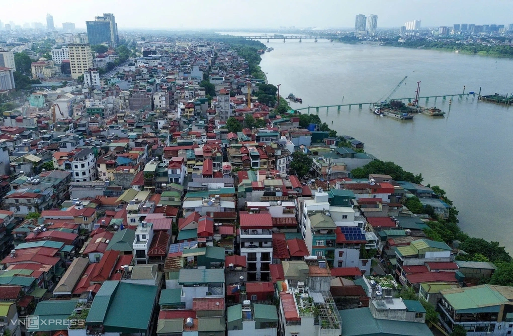 Khu vực dân cư ngoài đê sông Hồng thuộc địa bàn phường Hồng Hà. Ảnh: Phạm Chiểu