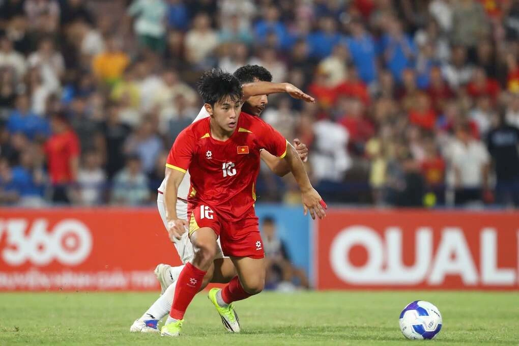 Tiền đạo Việt Nam Trần Gia Bảo (12) thi đấu trong trận thua Iran 1-3 ở lượt ba bảng C vòng loại U20 châu Á 2027, trên sân Việt Trì, Phú Thọ ngày 6/8/2026. Ảnh: VFF