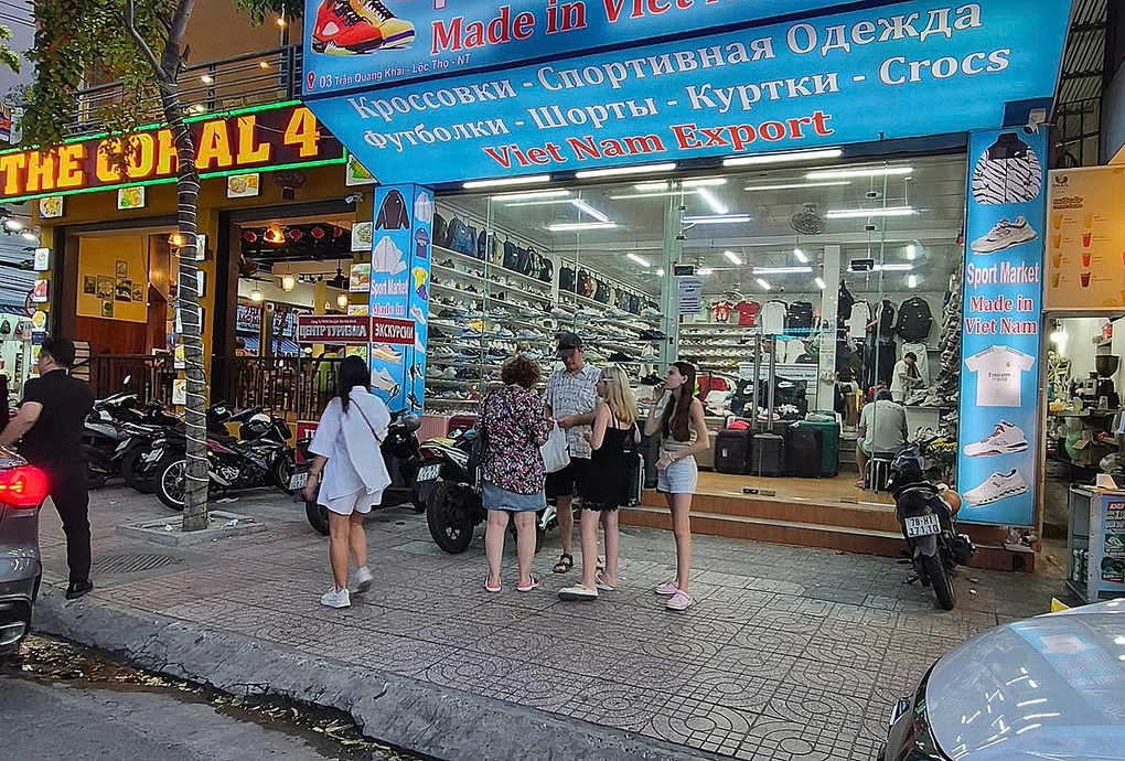 Cửa hàng bị tố bán hàng giả ở số 3 Trần Quang Khải. Ảnh: Cửu Long