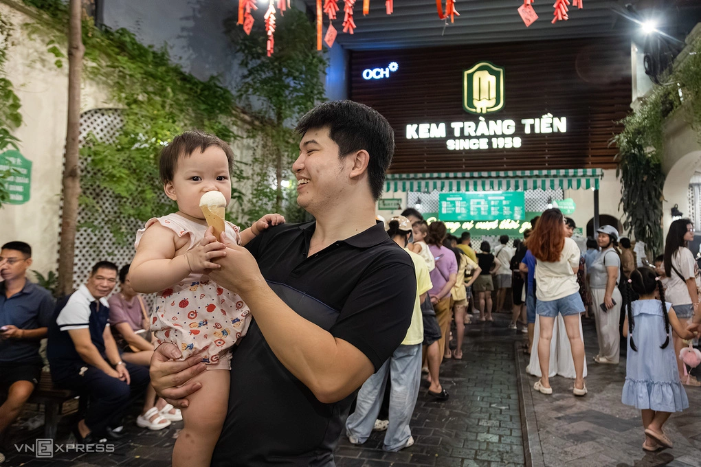 Thực khách xếp hàng mua kem Tràng Tiền tối 7/9. Ảnh: Minh Trang