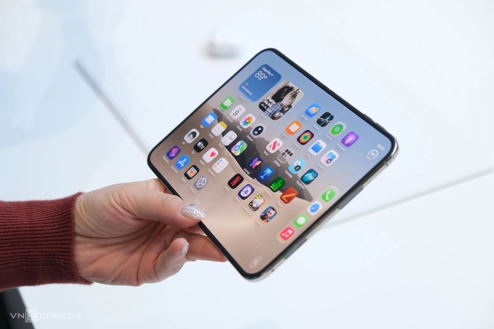 Mẫu điện thoại gập iPhone Duo vừa được Apple ra mắt. Ảnh: Tuấn Hưng