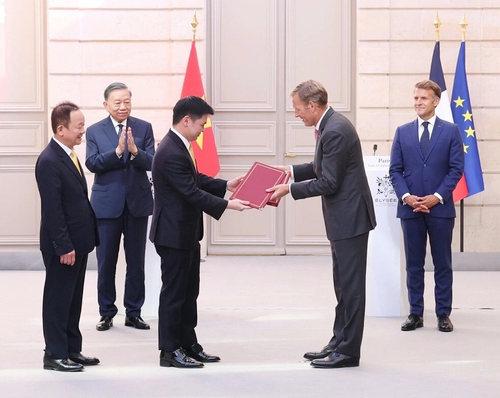Ông Đỗ Quang Hiển, Nhà sáng lập, Chủ tịch Điều hành T&T Group (bìa trái) cùng ông Đỗ Vinh Quang, Phó Chủ tịch T&T Group, Chủ tịch Vietravel Airlines và ông Wouter van Wersch, Chủ tịch Airbus International trao thỏa thuận hợp tác mua 50 máy bay thế hệ mới. Ảnh: