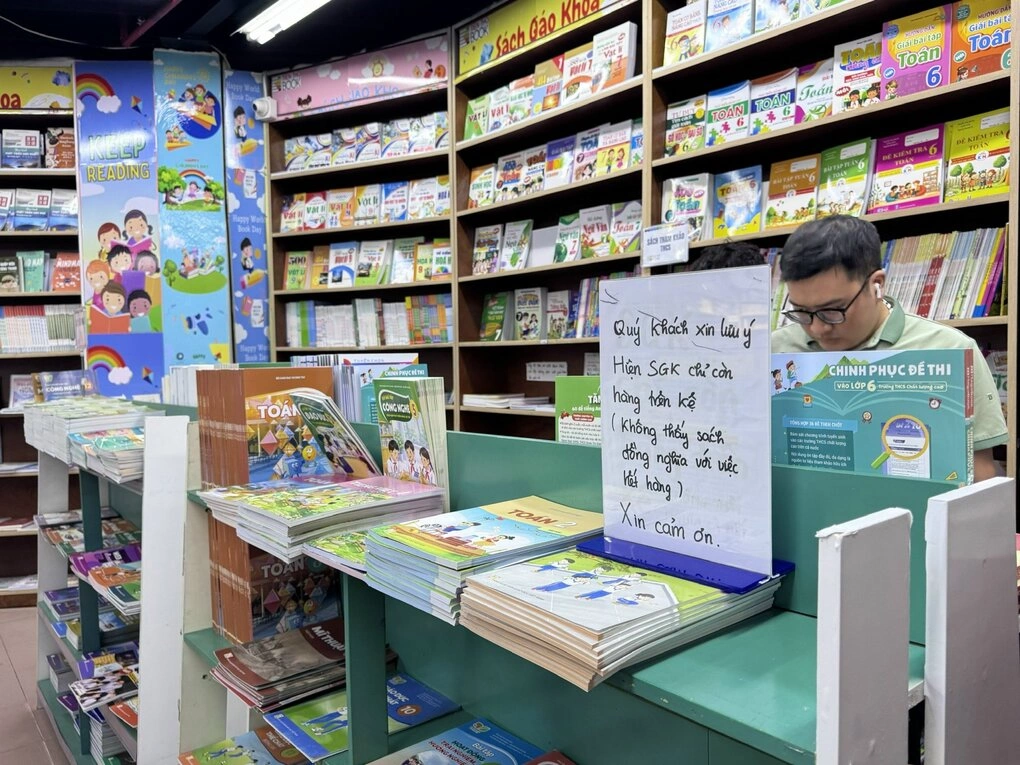 Người dân tìm mua sách giáo khoa cho con tại Hà Nội, hôm 10/9. Ảnh: Phạm Nga