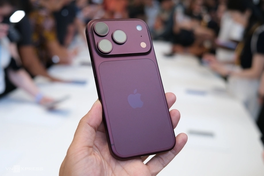 iPhone Pro Max phiên bản đỏ burgundy. Ảnh: Tuấn Hưng