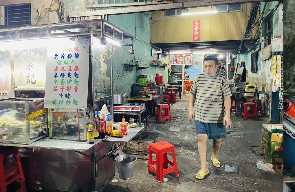 Anh Hồ Thắng Chí phụ việc ở xe hủ tíu phường Chợ Lớn, TP HCM, tối 8/9. Ảnh: Ngọc Ngân