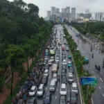 Mưa lớn gây ngập, kẹt xe khắp TP HCM
